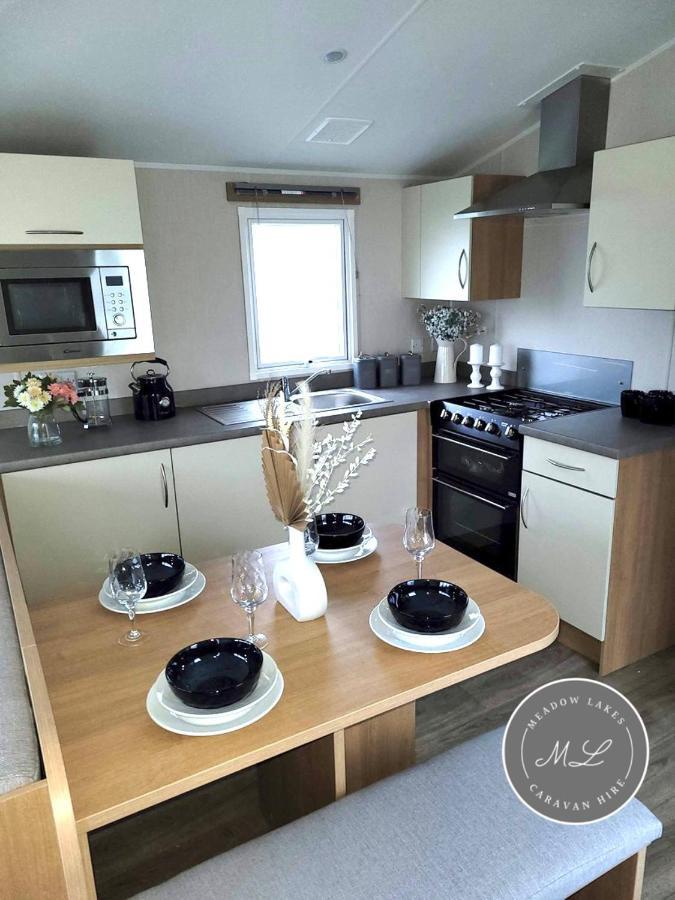 Palm Grove 181- Golden Palm - Pet Friendly, Wifi, Central Heating, Bed Linen - Meadow Lakes Caravan & Lodge Hire Чапъл Сейнт Лионардс Екстериор снимка